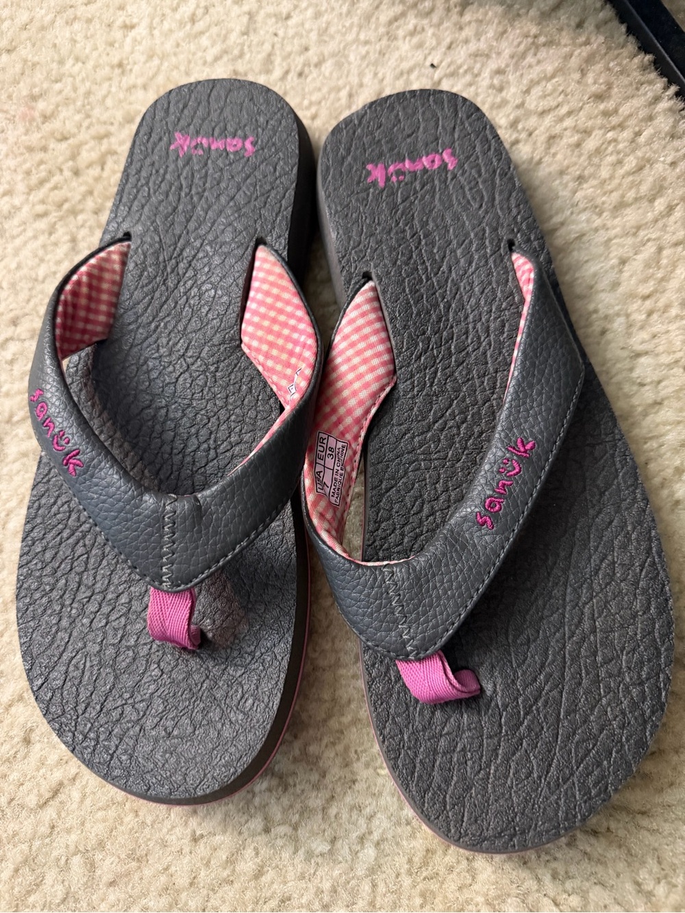 Sanuk Women’s Gray Flip Flops with Pink Accents NEW